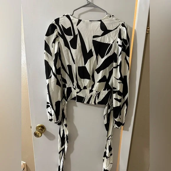 3/$25. NWT Express crop tie back top - Picture 2 of 4